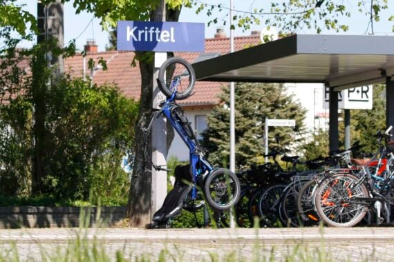 Dreirad Trike Delta tx Aufstellfüße Vertical Parking Stand Bahnhof Kriftel